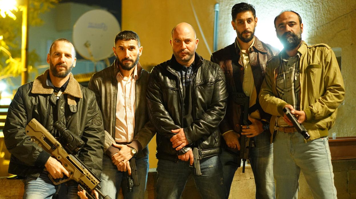 El equipo israelí de «Fauda», que combate a sus enemigos de Hamás, con el protagonista y creador de la serie, Lior Raz, en el centro de la imagen