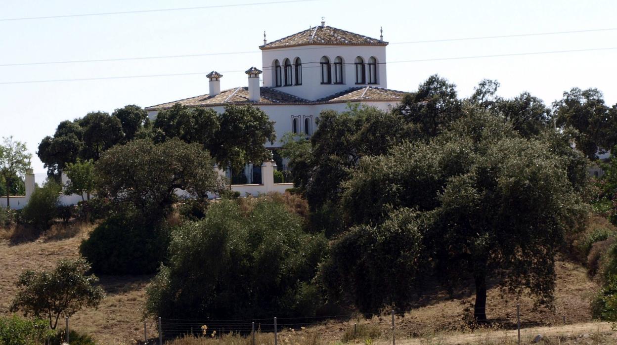 El cortijo de «La Consentida» se puede observar desde la carretera que une Gerena con El Garrobo