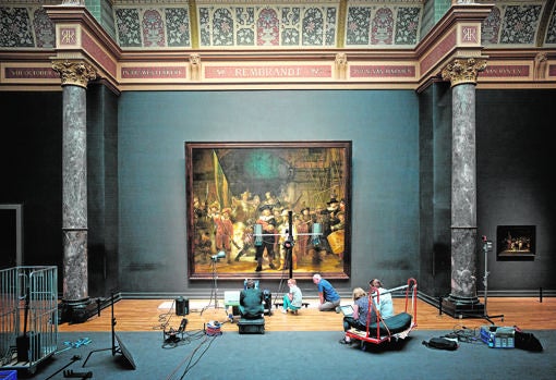 Trabajadores del museo holandés, durante los estudios preliminares del proyecto