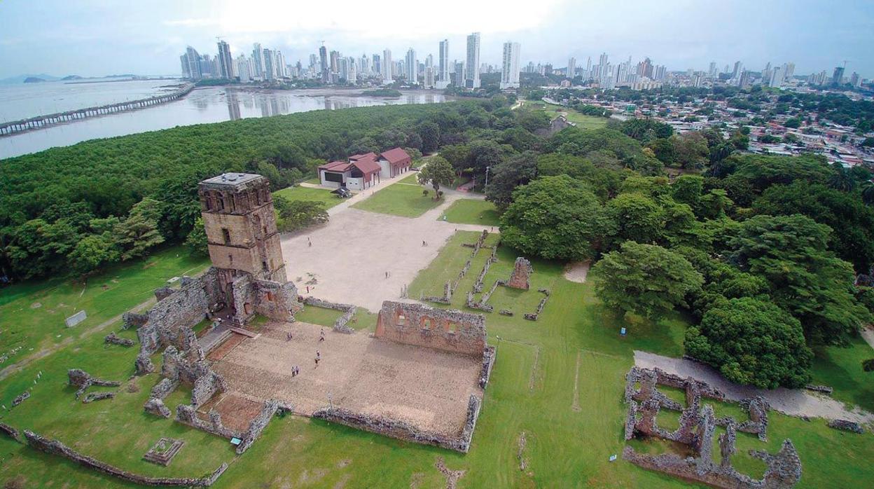 Panamá la Vieja, frente a los rascacielos de la nueva, primera y segunda globalización cara a cara