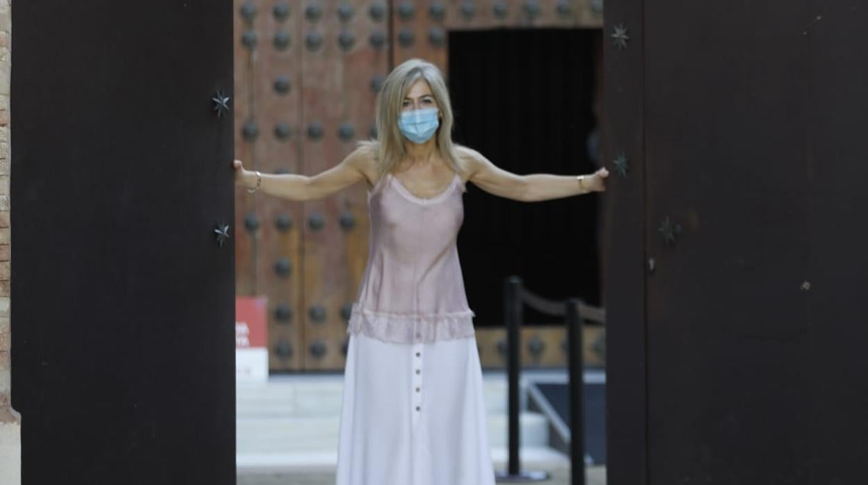 La consejera de Cultura, Patricia del Pozo, abriendo la puerta de acceso a las salas del CAAC