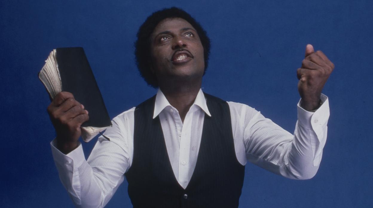 Little Richard, en 1984, rezando con una biblia en la mano