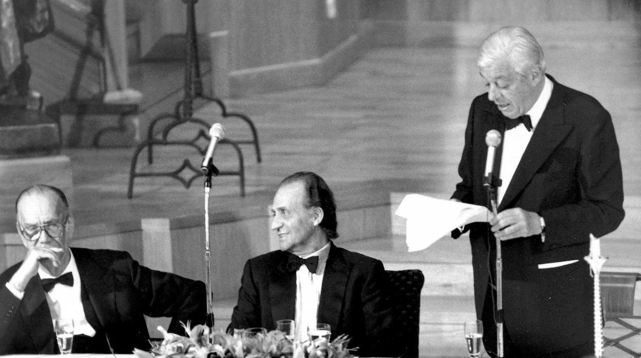 Guillermo Luca de Tena pronuncia su discurso ante Don Juan Carlos y Camilo José Cela, premio Mariano de Cavia de ese año, 1991