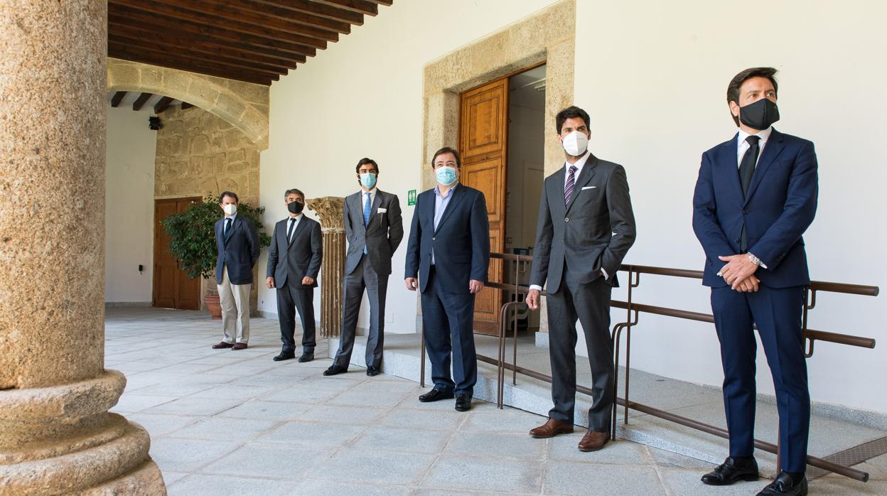 Borja Domecq, Victorino Martín, Miguel Ángel Perera, Guillermo Fernández Vara, Cayetano Rivera y Antonio Barrera, tras la reunión en Mérida