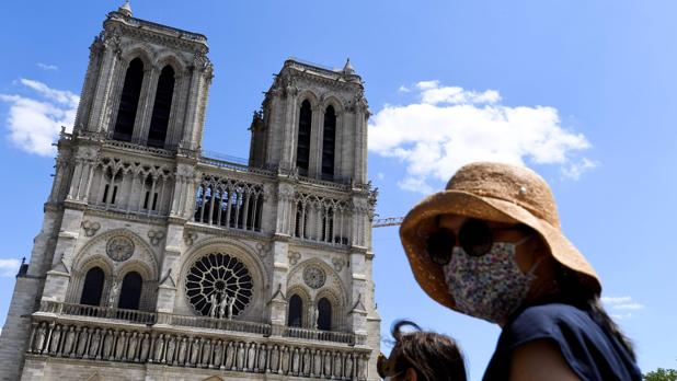 Notre Dame reabre su explanada