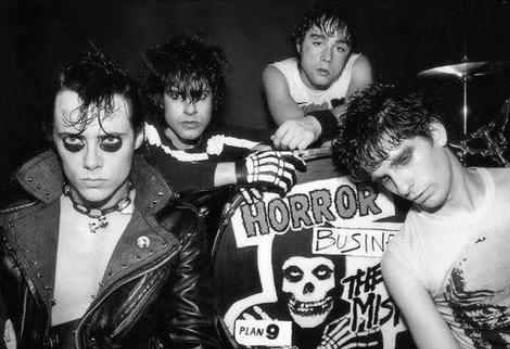 Los MIsfits, con Joey Image arriba a la derecha