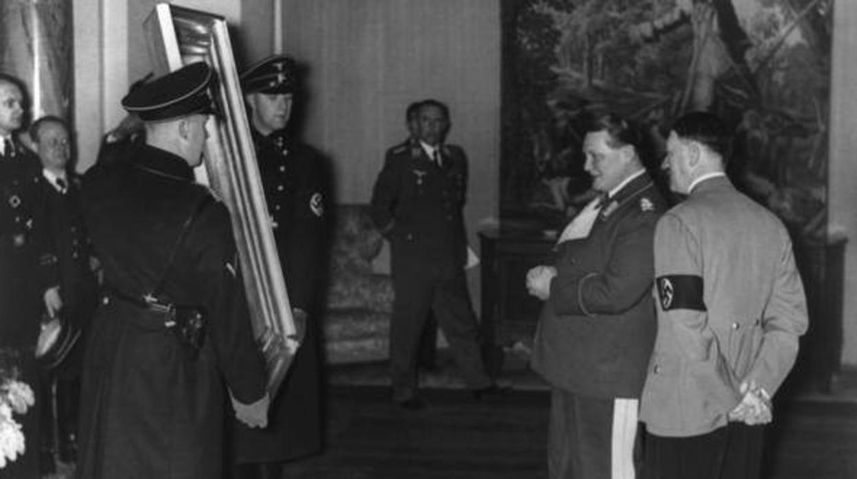 Adolf Hitler y Hermann Göring admiran una obra requisada por los nazis