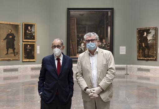 Javier Solana (izquierda) y Miguel Falomir, en la sala XII del Prado