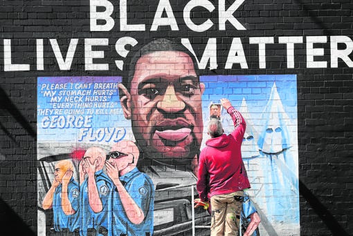 El artista Micky Doc dedica a Floyd un mural en Belfast