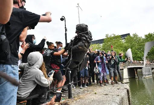 Los manifestantes arrojan al río la estatua de Edward Colston en Bristol