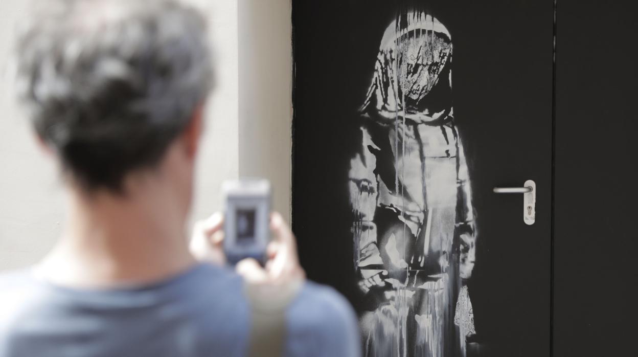 La obra de Banksy cuando todavía se encontraba en la sala Bataclan de París