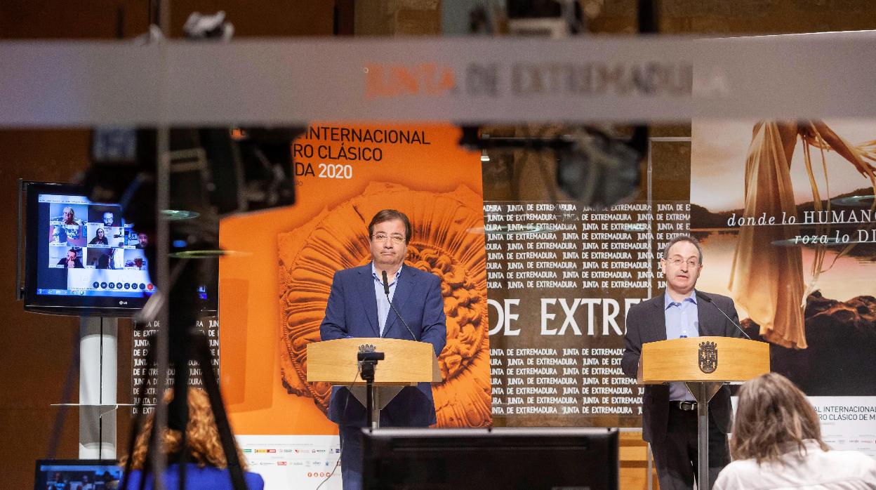 entre Guillermo Fernández Vara y Jesús Cimarro, en la presentación del certamen