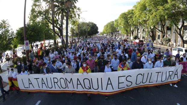 Las calles de Sevilla se paralizan para recordar que «la Tauromaquia es Cultura»