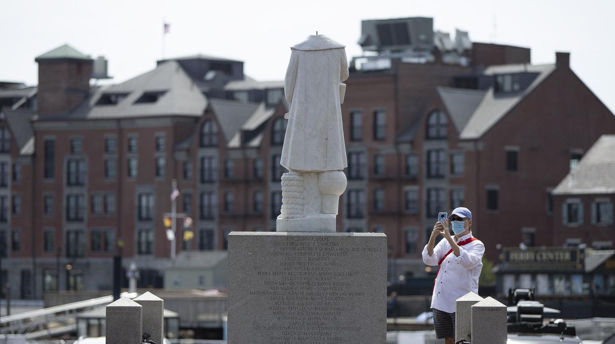 La estatua de Cristóbal Colón en Boston, decapitada