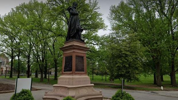 Retiran una estatua de Colón que llevaba 134 años en un parque de San Louis