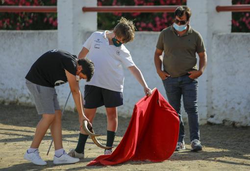 Curro Sierra instruye al grupo de alumnos intermedios