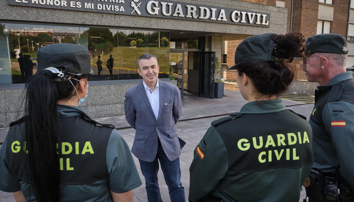 Lorenzo Silva, ayer a la entrada del cuartel de Intxaurrondo