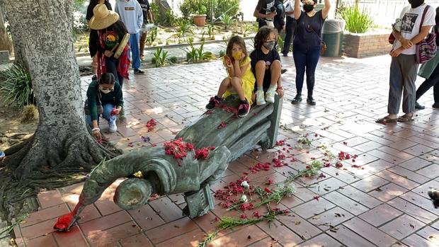 Derriban en Los Ángeles la segunda estatua de fray Junípero en dos días