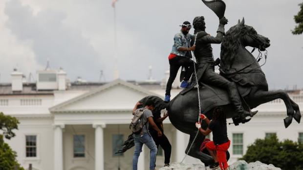 Manifestantes intentan derribar una estatua del expresidente Jackson y Trump les amenaza con «diez años de cárcel»