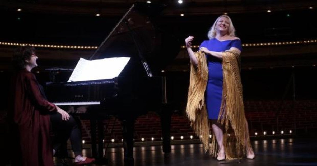 La soprano Saioa Hernández canta, acompañada por Rosa Torres-Pardo, en la presentación de la temporada