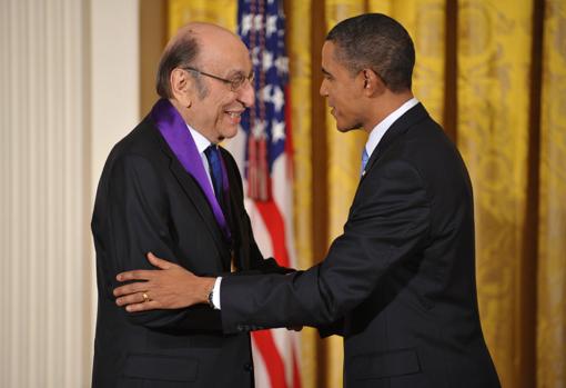 En 2009, Milton Graser recibió la Medalla Nacional de las Artes de manos del presidente Obama