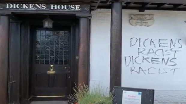 Destrozan el Museo Charles Dickens con un grafiti acusándole de racista