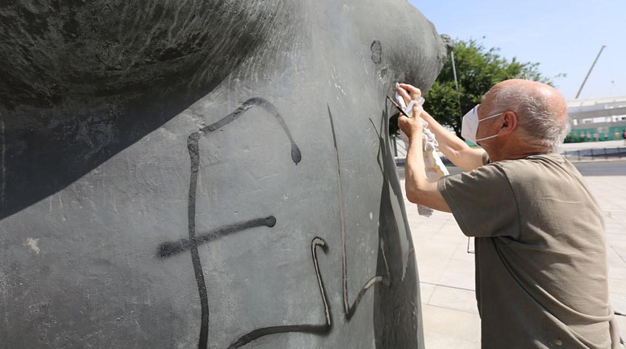 Antonio López, reparando él mismo su escultura dañada