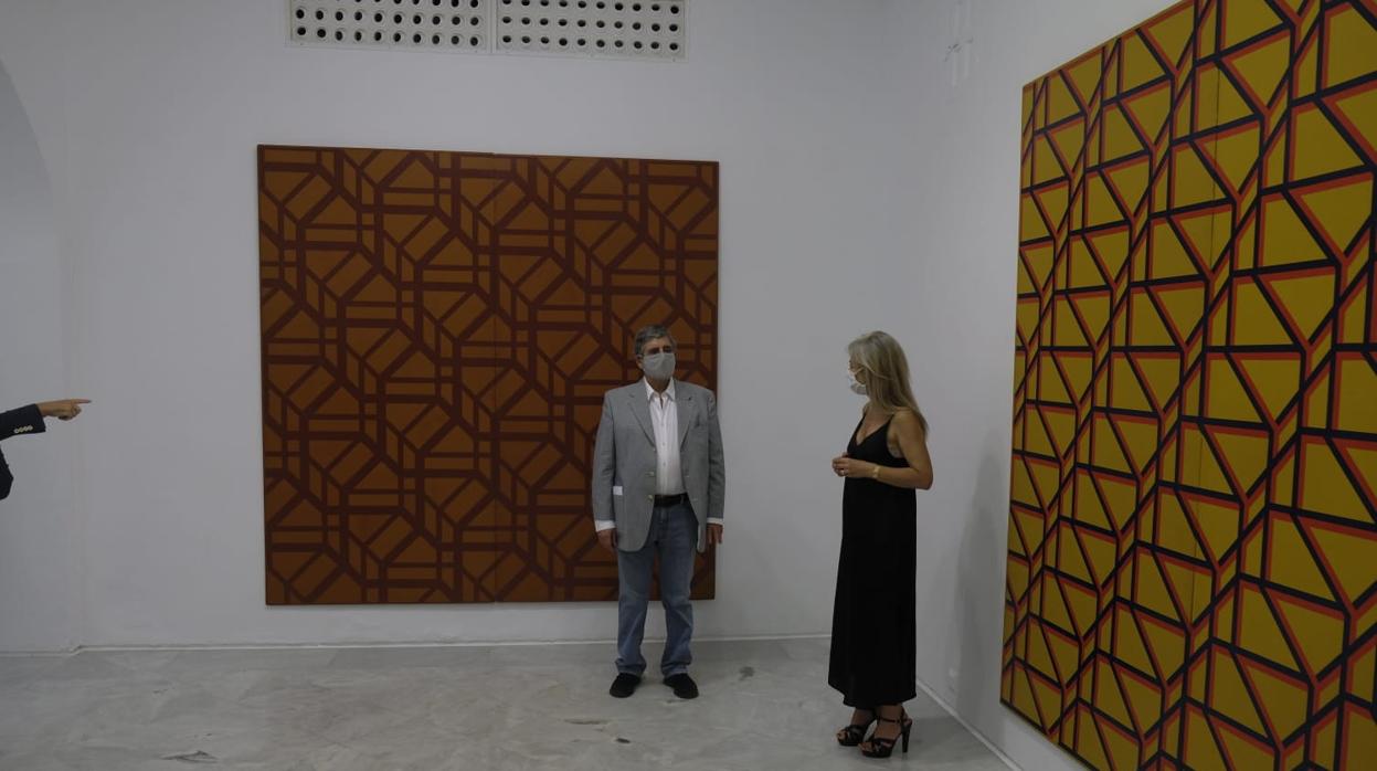 Víctor Perez Escolano y Patricia del Pozo junto a dos obras de Soledad Sevilla, recientemente donadas