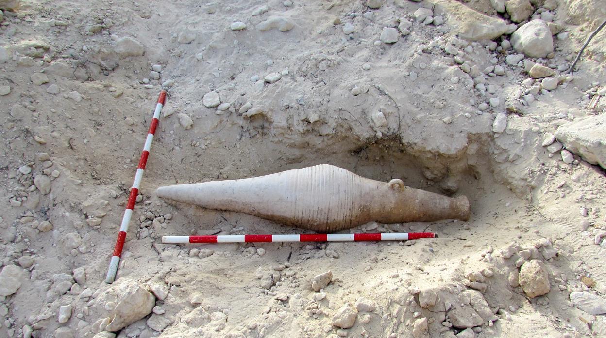 Localizan una «extraña» ánfora de hace 2.000 años en la playa de ses Salines de Ibiza