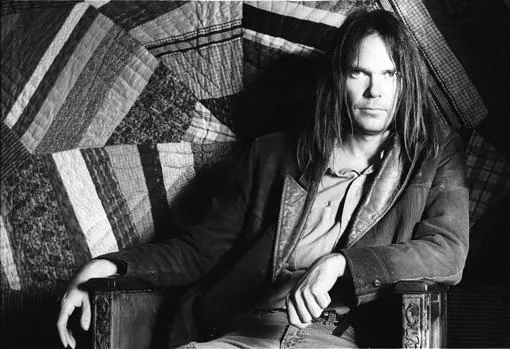 Un joven Neil Young, el «hippie», ubicuo y omnipotente