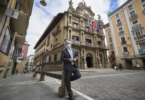 Enrique Maya, en uno de los poco tramos permanentes de vallado del encierro ante el Ayuntamiento de Pamplona
