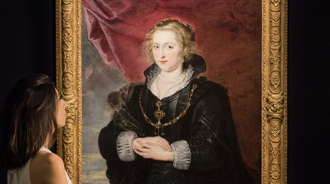 Una joven admira «Retrato de dama», atribuido a Rubens