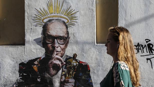 Un graffiti homenajea ya a Morricone en Roma