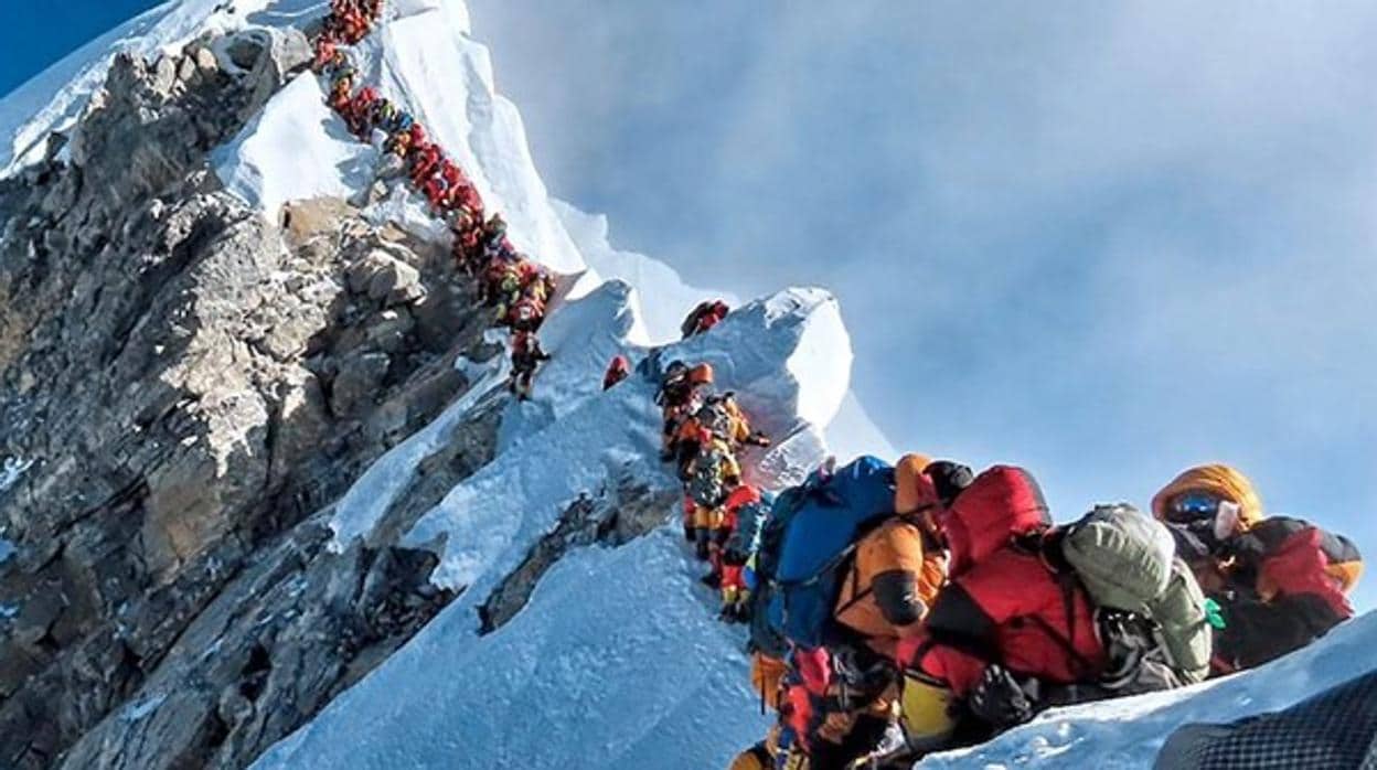 Atasco en el Escalón Hillary para alcanzar la cumbre del Everest