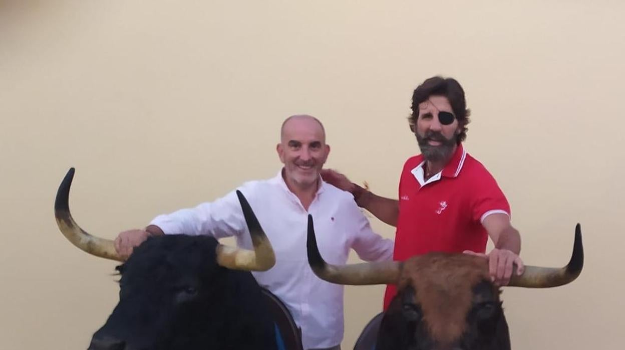 Iñaki González y Juan José Padilla, con las cabezas disecadas de los toros de Jandilla