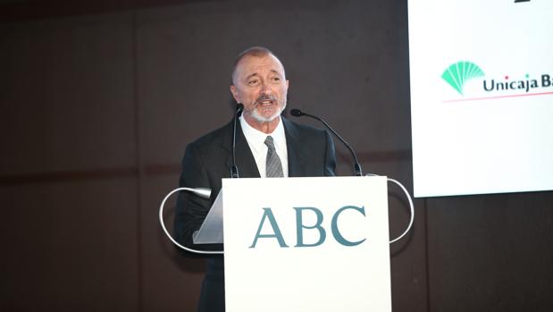 Pérez-Reverte: «El único freno que conocen el político, el financiero o el notable es el miedo a la prensa libre»