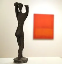 Una escultura de Oteiza ante un cuadro del Mark Rothko