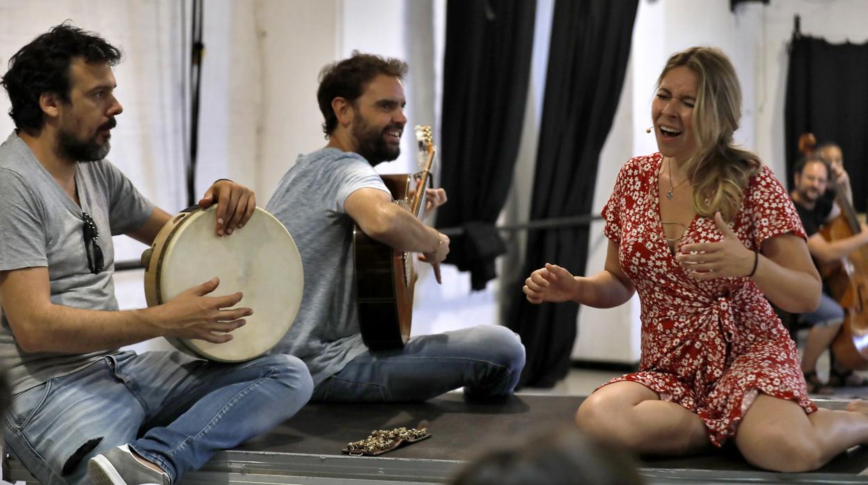 Rocío Márquez, Dani de Morón y Agustín Diassera durante los ensayos del espectáculo en Sevilla