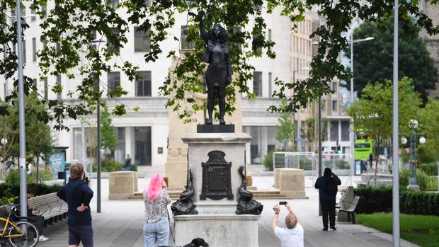 Colocan una escultura de una manifestante negra en el lugar que ocupaba la estatua de un comerciante de esclavos en Bristol