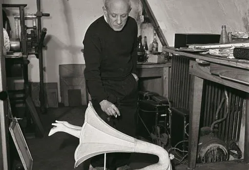 Picasso, en 1947, fotografiado junto a «Jamais»