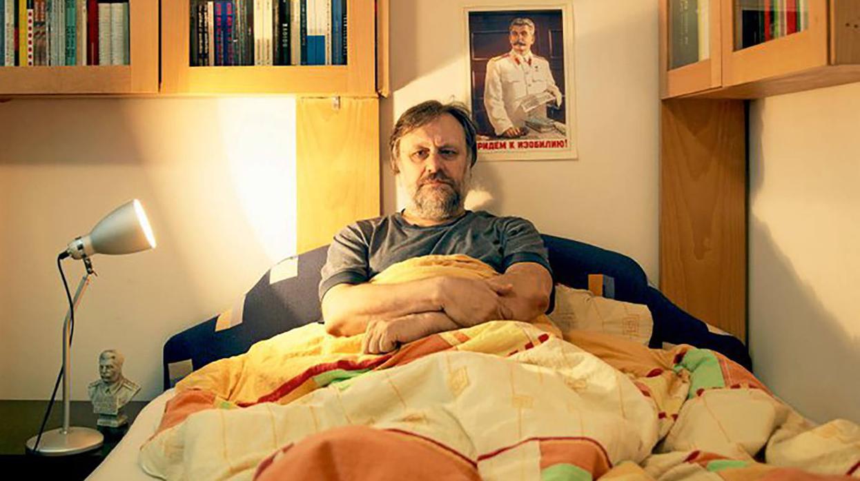 Desafiante retrato de Zizek en la cama con Stalin de fondo