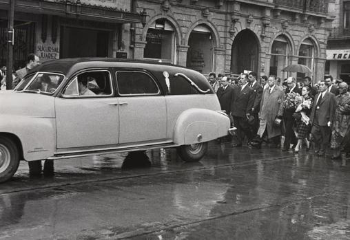 Una bandera comunista y un despido fulminante, así fue el polémico funeral de Frida Kahlo