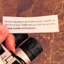 Unos aficionados distribuyeron en la función del sábado un papel en el que se leía: «Somos seguidores de Lisette, vamos a pedir un ‘bis’ en el aria ‘Addio del passato’ del tercer acto porque Lisette se lo merece»