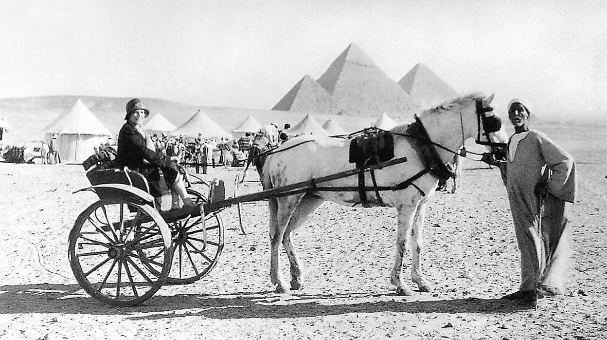 Agatha Christie durante su primer viaje a Egipto en 1910