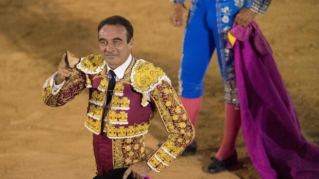Enrique Ponce hace la A de Ana (Soria) en su primer paseíllo de la «nueva normalidad» en Osuna