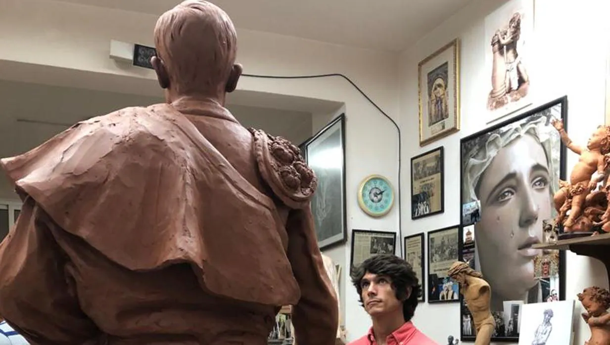 Castella contempla la estatua a Joselito