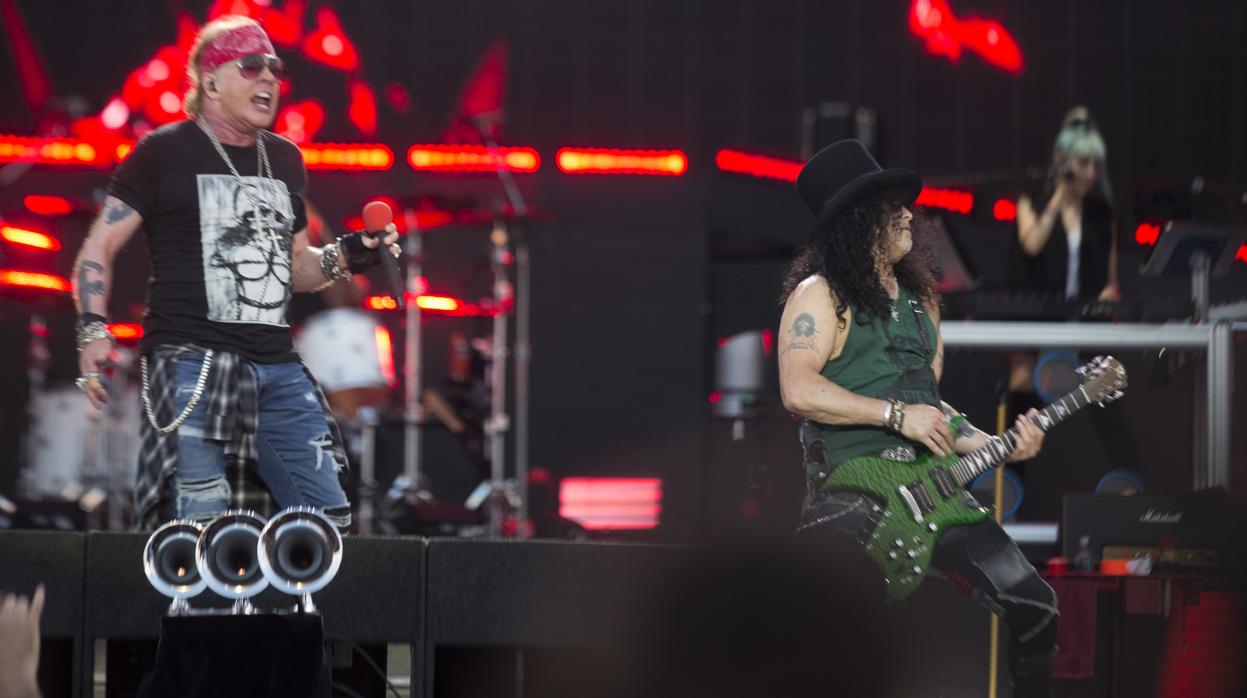 Axl Rose y Slash durante un concierto en Madrid en 2018