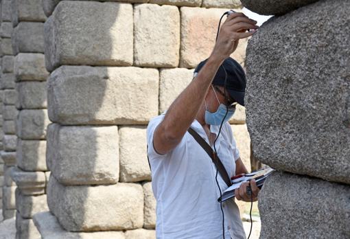 El Acueducto de Segovia ha sido sometido esta semana a un análisis con rayos X que arrojará más datos sobre la procedencia y estado de conservación de sus piedras. En la imagen, El ingeniero geólogo titular del IGME, Javier Martínez, durante la realización del proyecto