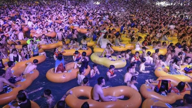 Un festival de electrónica reúne a miles de personas sin mascarilla en Wuhan, el epicentro de la pandemia