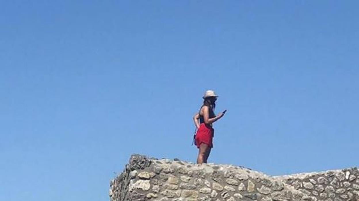 Indignación en Pompeya por la arriesgada foto de una turista que se subió al techo de las termas centrales